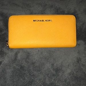 👝💛Michael Kors MUSTARD YELLOW Wallet💛👝